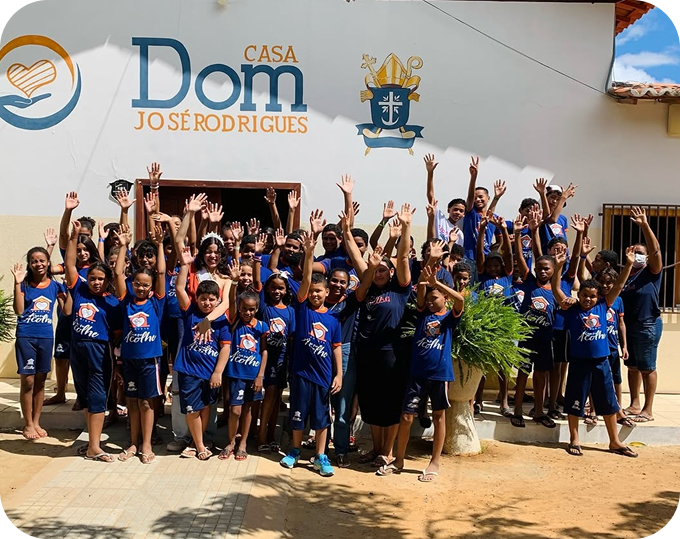 Grupo de voluntários e crianças da Casa Dom José Rodrigues